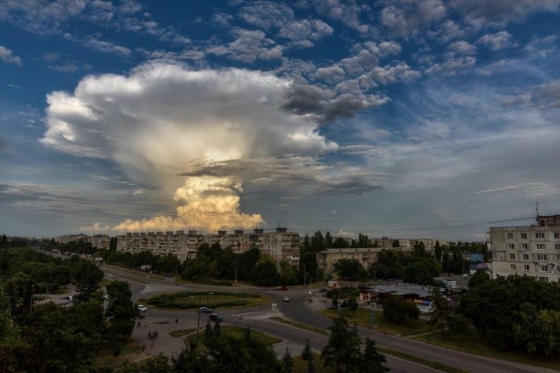 Над Запоріжжям спостерігали незвичайну хмару, що нагадує гриб, - ФОТО