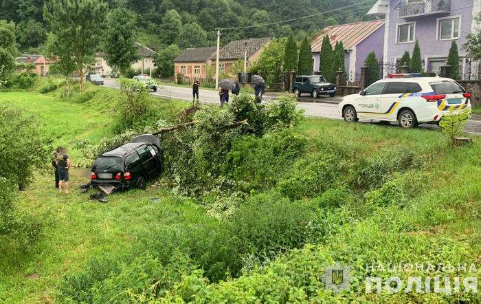 Поліція Перечина розслідує аварію, в якій загинув водій легковика та травмувалися пасажирки
