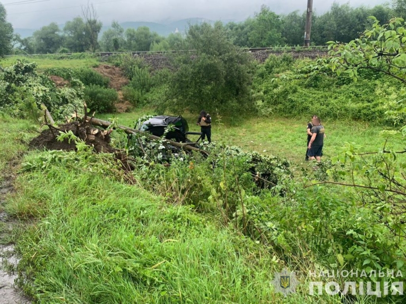 Поліція Перечина розслідує аварію, в якій загинув водій легковика та травмувалися пасажирки
