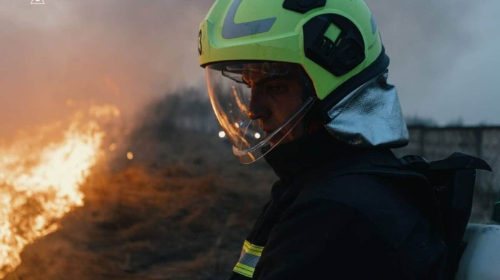 Росіяни вночі обстріляли Херсон: поранена жінка, вирували пожежі 