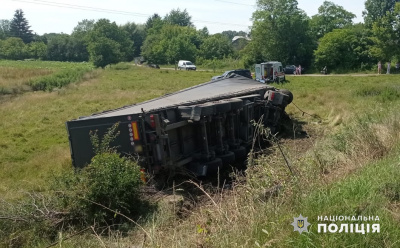 Смертельна аварія на Буковині: легковик врізався у вантажівку, загинув водій