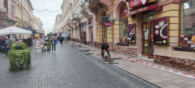 У Чернівцях на вулиці Кобилянської почали ремонт тротуарів - фото