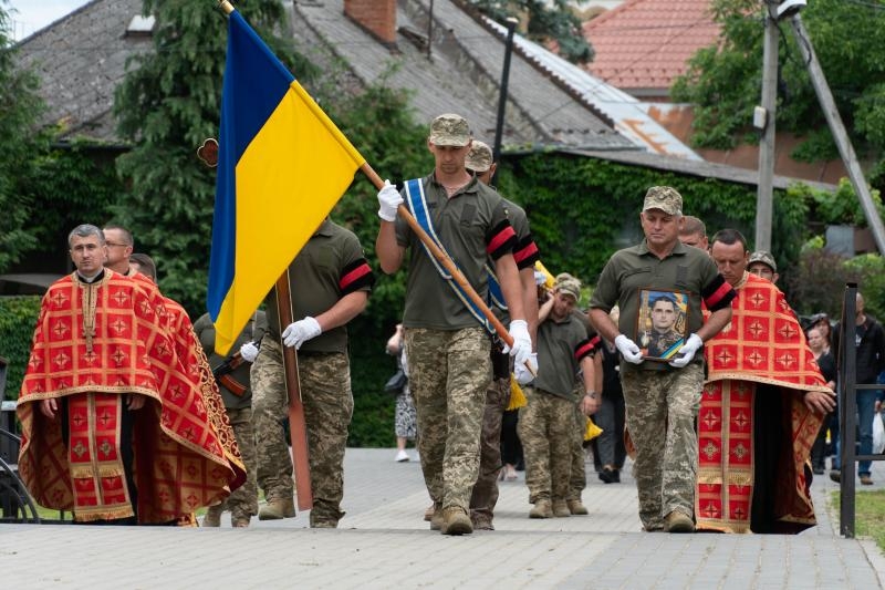 В Ужгороді сьогодні попрощалися із 37-річним військовослужбовцем Олегом Ващенком
