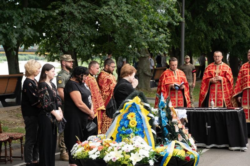 В Ужгороді сьогодні попрощалися із 37-річним військовослужбовцем Олегом Ващенком
