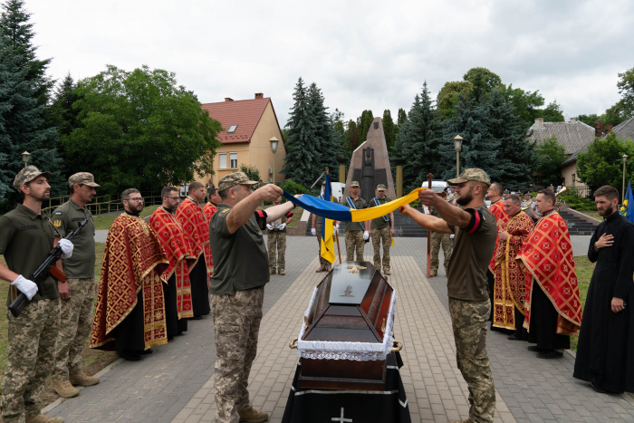 В Ужгороді сьогодні попрощалися із 37-річним військовослужбовцем Олегом Ващенком
