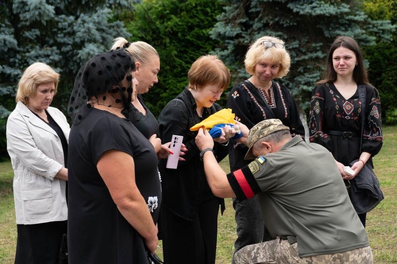 В Ужгороді сьогодні попрощалися із 37-річним військовослужбовцем Олегом Ващенком
