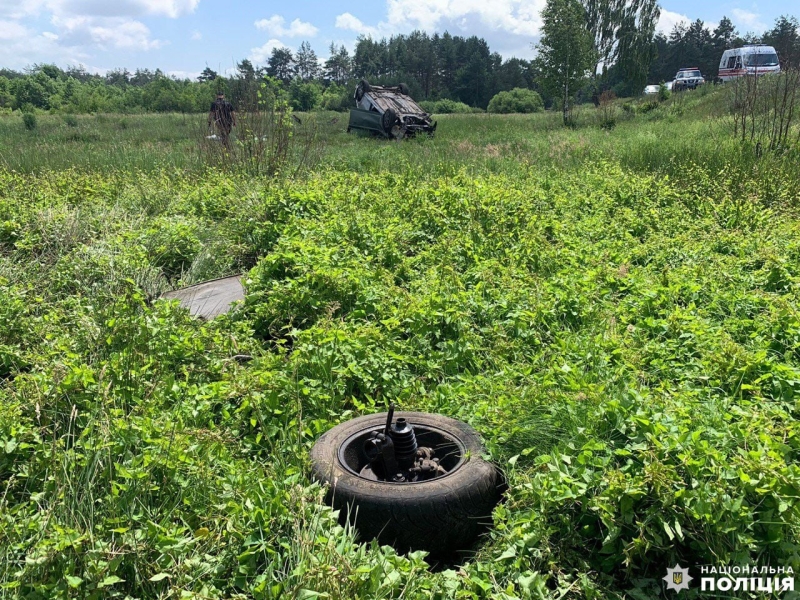 Жахлива ДТП на Рівненщині: відірвалося колесо - водій з пасажиром в реанімації (ФОТО)